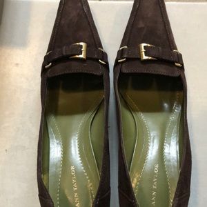 NIB Ann Taylor Marilyn brown suede pump